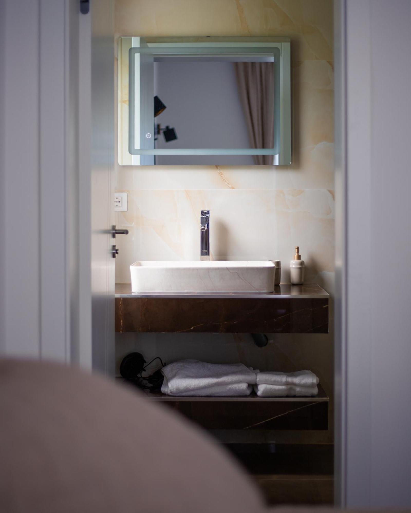 White House Radac Peja Bed and Breakfast Buitenkant foto
